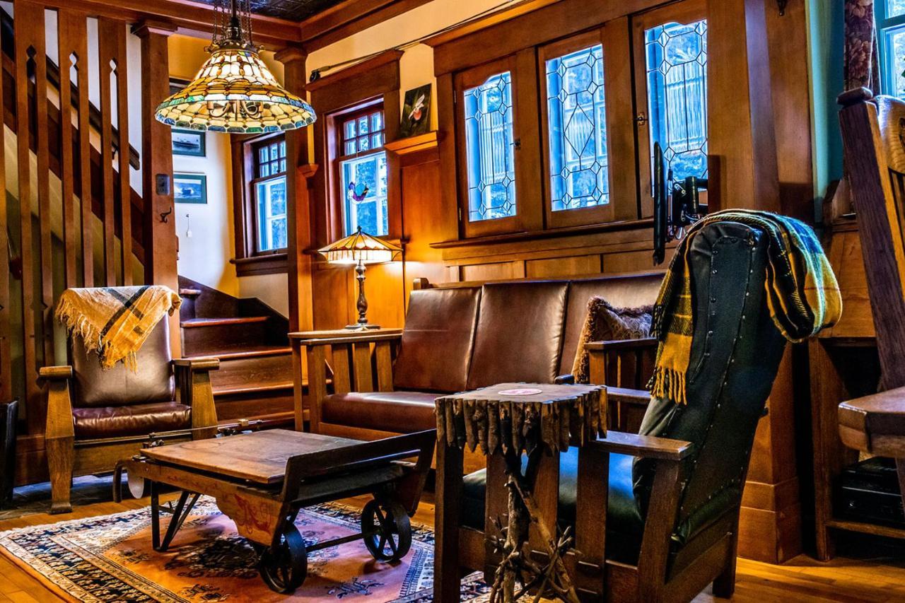 Bed and Breakfast The Craftsman House Bragg Creek Экстерьер фото