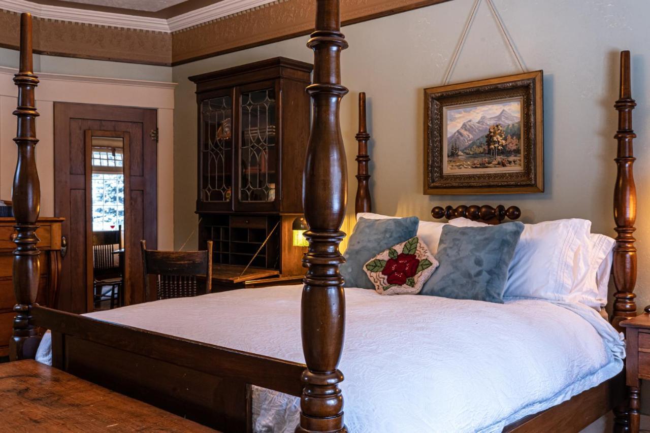 Bed and Breakfast The Craftsman House Bragg Creek Экстерьер фото