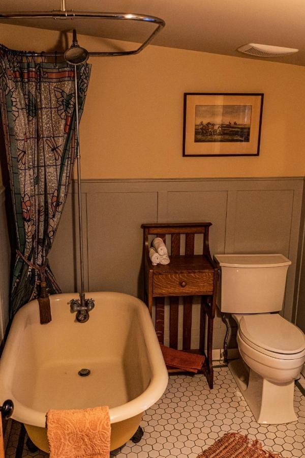 Bed and Breakfast The Craftsman House Bragg Creek Экстерьер фото