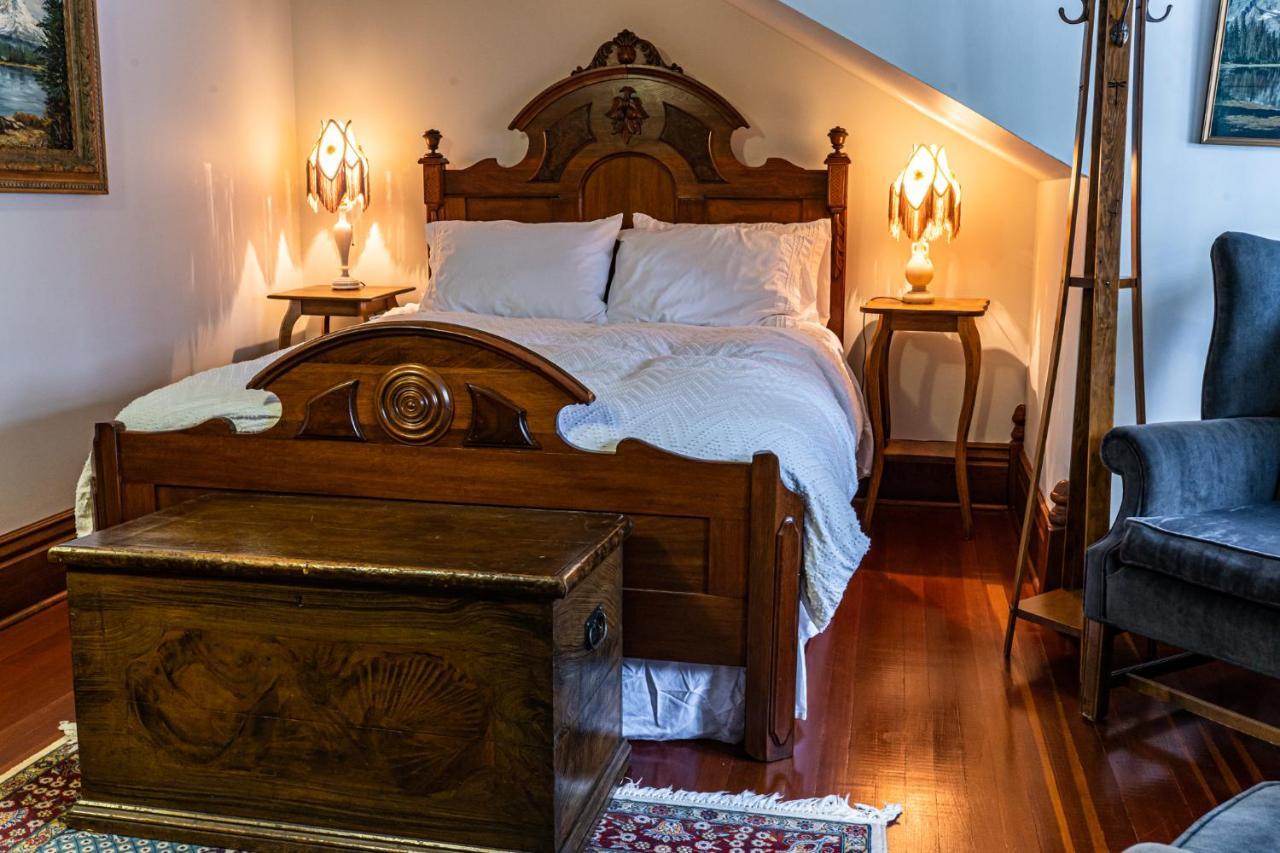 Bed and Breakfast The Craftsman House Bragg Creek Экстерьер фото